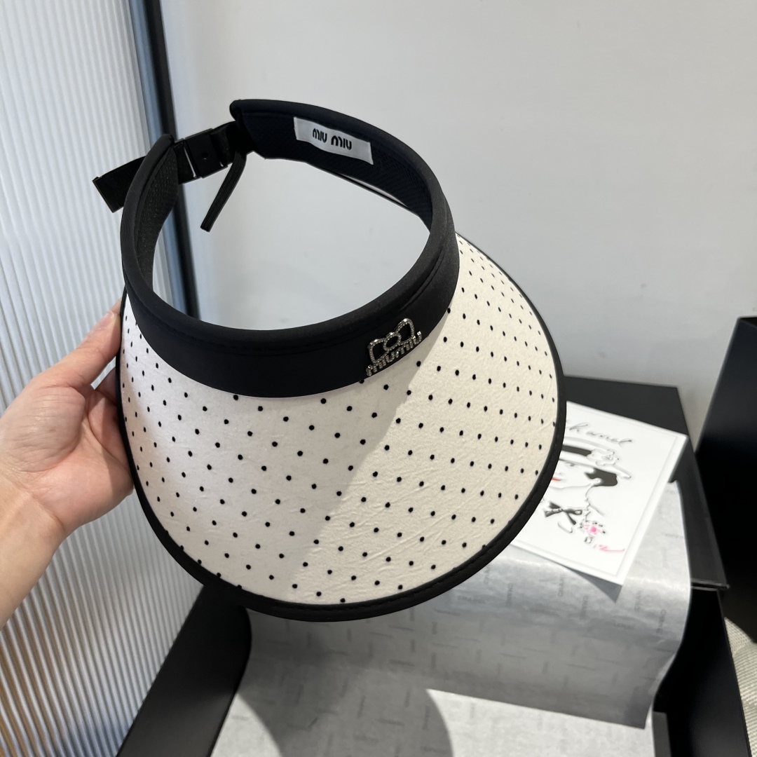 P

miumiu缪缪新款波点空顶遮阳帽，遮阳发箍