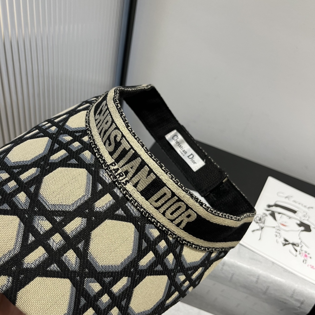 P
Dior迪奥新款遮阳帽 空顶鸭舌帽