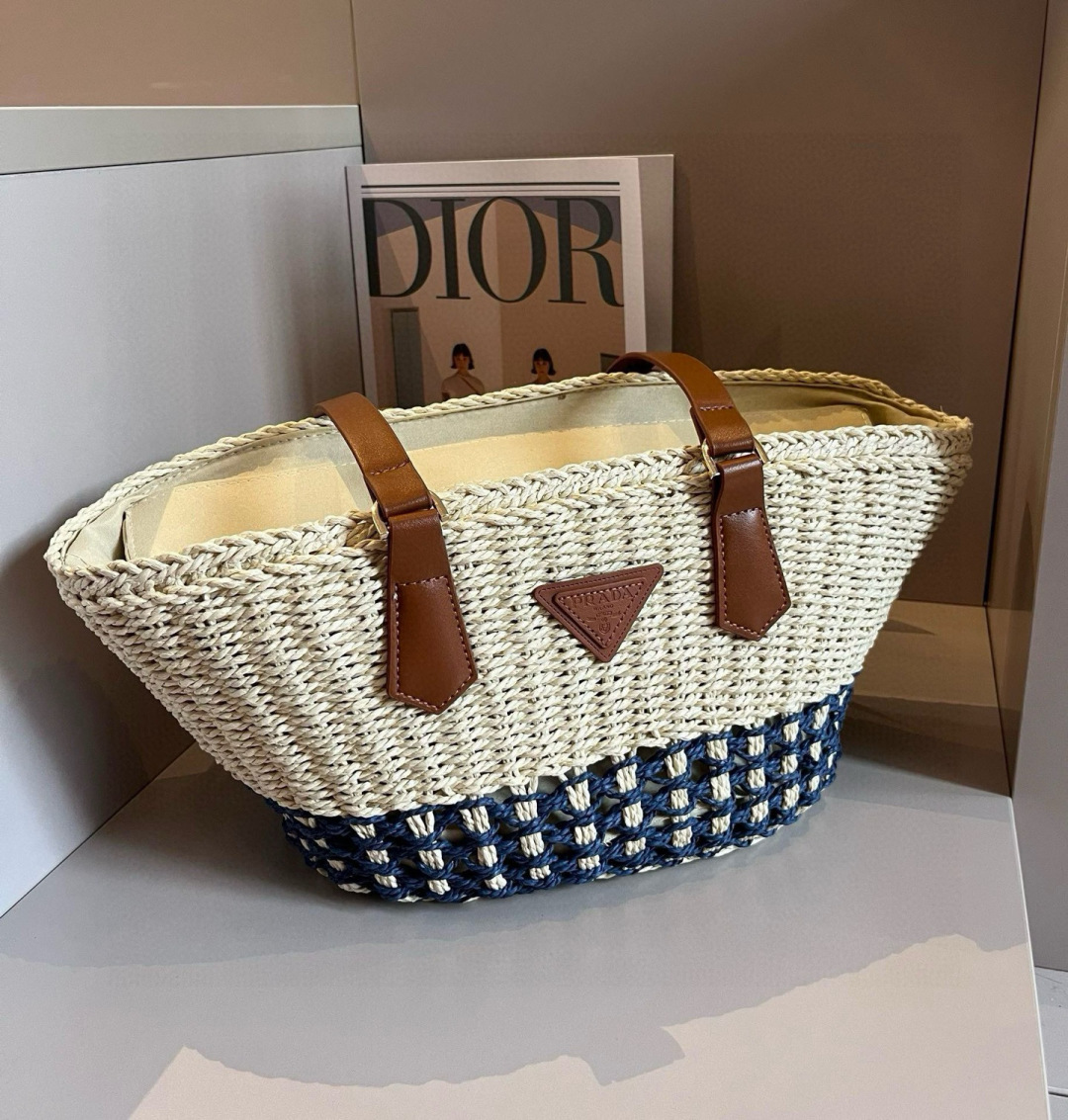NO:230421,PRADA Prada vegetable basket straw woven bag, casual and lazy, must-have for summer clothes and travel, specifications 45*32*28 hat Straw hat Fisherman hat Baseball hat, hat, prada, prada, espadrilles, espadrilles, hats19860909PRADA普拉达菜篮子草编包,休闲慵懒,夏季搭衣出游必备,规格45*32*28帽子草帽渔夫帽棒球帽,帽子,prada,prada,espadrilles,espadrilles,hats,hat