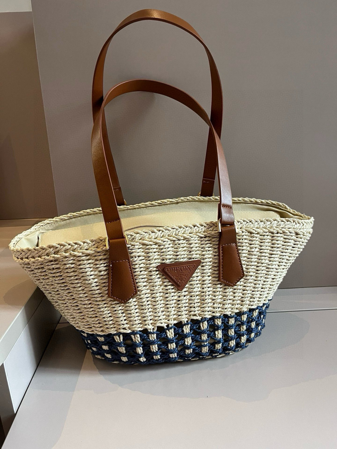 NO:343868,PRADA Prada vegetable basket straw woven bag, casual and lazy, must-have for summer clothes and travel, specifications 45*32*28 hat Straw hat Fisherman hat Baseball hat, hat, prada, prada, espadrilles, espadrilles, hatsPRADA普拉达菜篮子草编包,休闲慵懒,夏季搭衣出游必备,规格45*32*28帽子草帽渔夫帽棒球帽,帽子,prada,prada,espadrilles,espadrilles,hats,hat