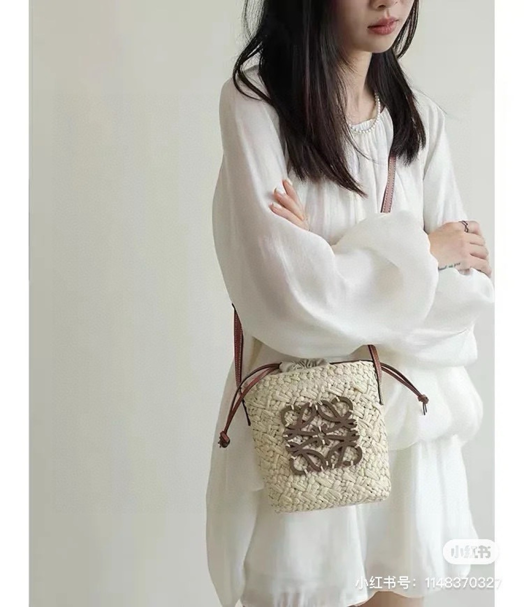 NO:343865,LOEWE straw woven bucket bag is matched with summer!! The beautiful summer straw woven bag with its own atmosphere is suitable for mobile phone bags, and it is very practical for daily life~ The unique lazy style of vacation is very charming, shopping or traveling is too good!! 20*12cm hat Straw hat Fisherman hat Baseball hat, hat, loewe, loewe, espadrilles, espadrilles, hatsLOEWE罗意威草编包水桶包和夏日是 配!! 自带氛围感的夏日美腻草编包适合当手机包背,日常很实用~特有的度假慵懒风很迷人逛街背或者旅行太出片了!! 20*12cm帽子草帽渔夫帽棒球帽,帽子,loewe,loewe,espadrilles,espadrilles,hats,hat