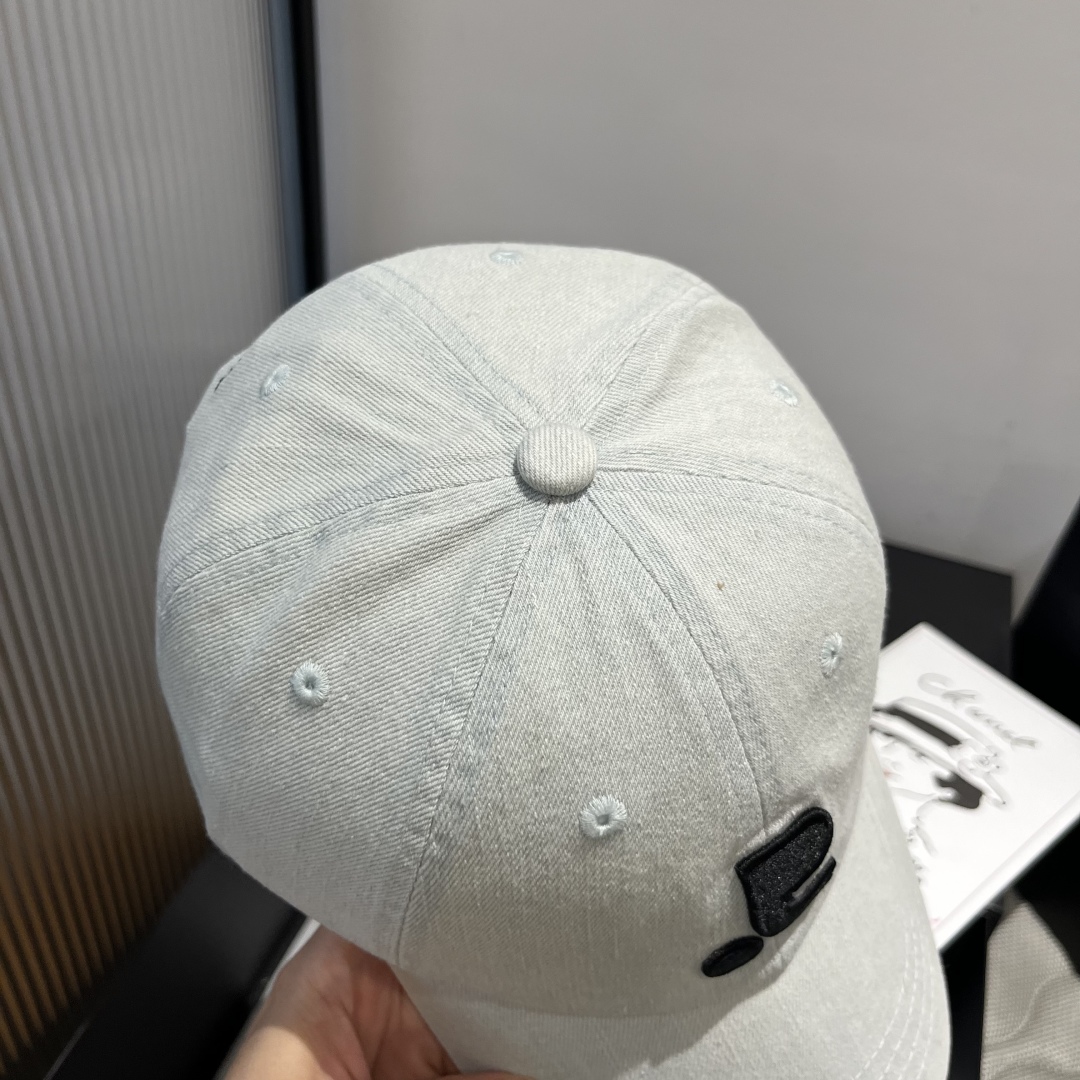 P

潮牌鸭舌帽，帆布面料