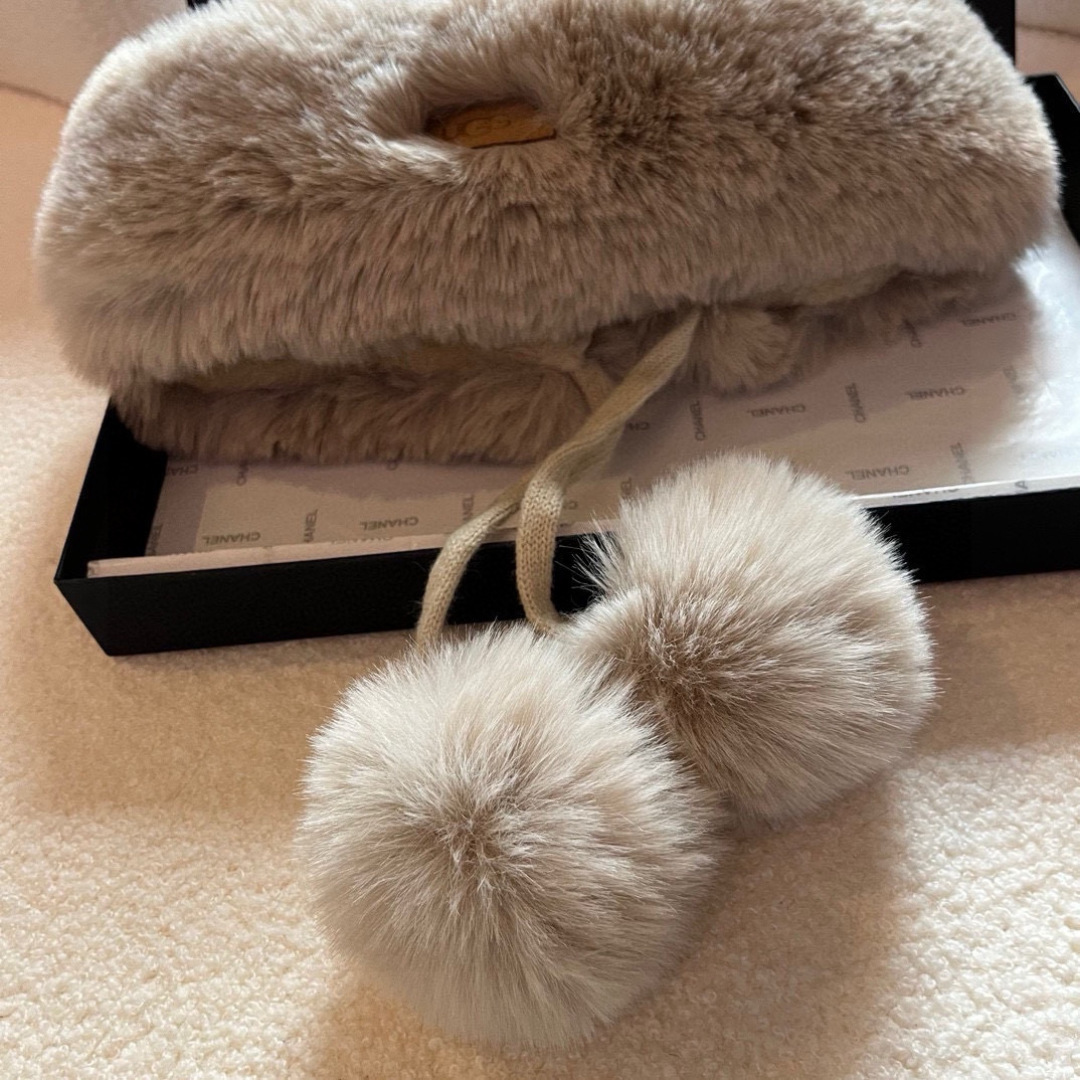 🆕

Ugg护耳保暖帽，加毛内里，轻盈舒适，四个色