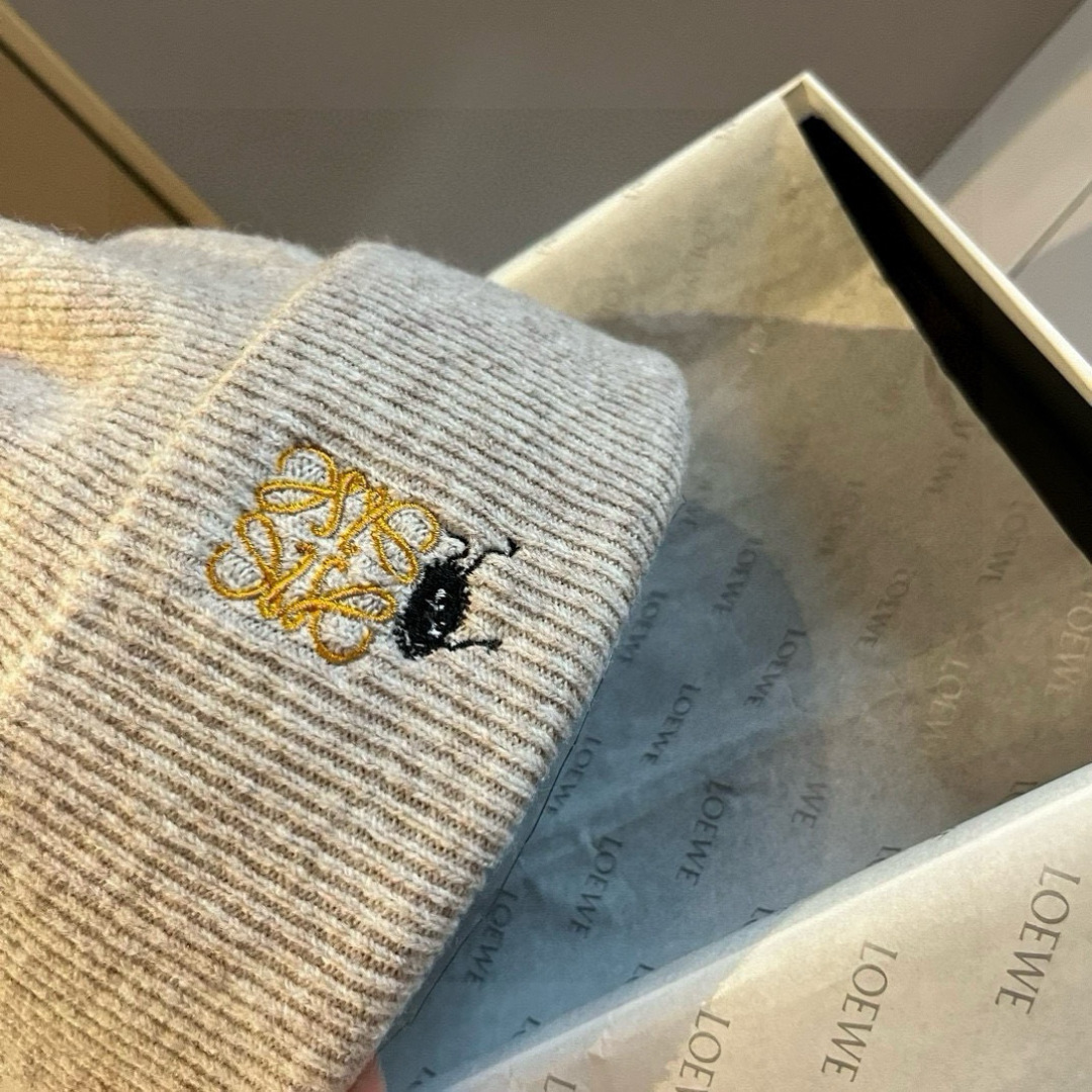 🆕

ＬＯＥＷＥ罗意威新款针织羊毛帽，细腻柔软亲肤，男女通用，弹性超好👍
