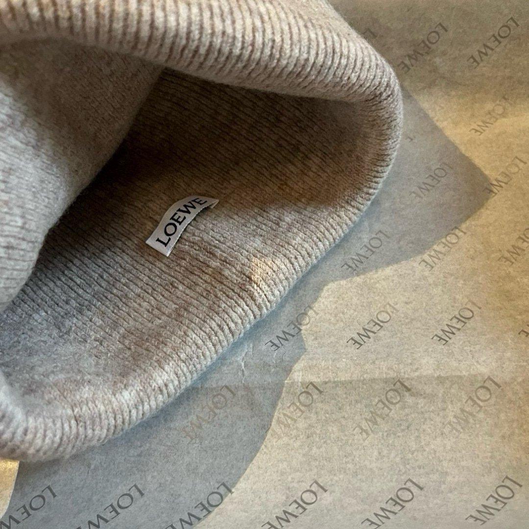 🆕

ＬＯＥＷＥ罗意威新款针织羊毛帽，细腻柔软亲肤，男女通用，弹性超好👍