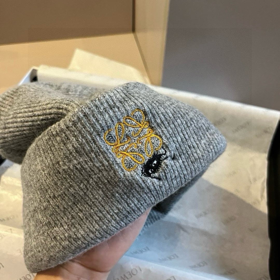 🆕

ＬＯＥＷＥ罗意威新款针织羊毛帽，细腻柔软亲肤，男女通用，弹性超好👍
