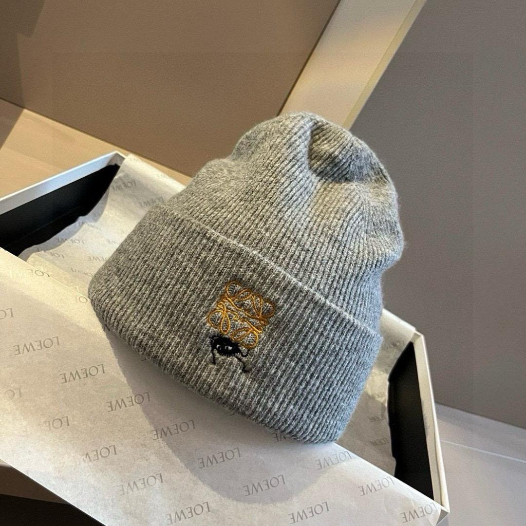 🆕

ＬＯＥＷＥ罗意威新款针织羊毛帽，细腻柔软亲肤，男女通用，弹性超好👍