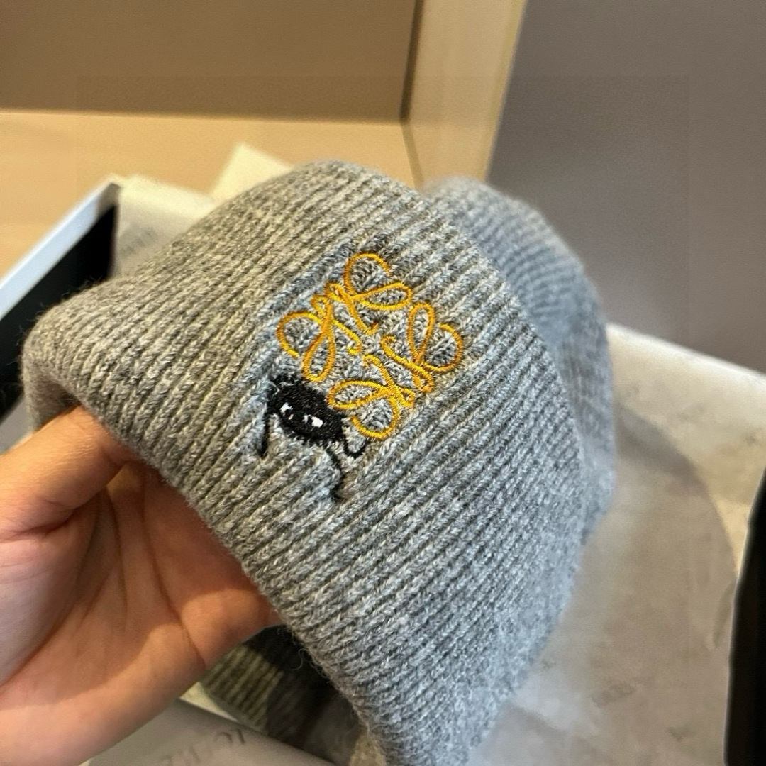 🆕

ＬＯＥＷＥ罗意威新款针织羊毛帽，细腻柔软亲肤，男女通用，弹性超好👍