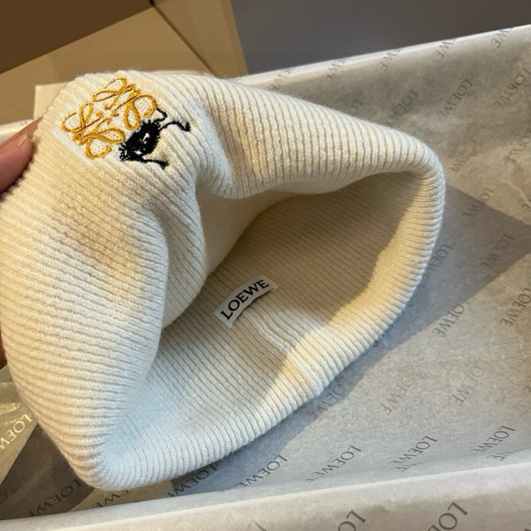 🆕

ＬＯＥＷＥ罗意威新款针织羊毛帽，细腻柔软亲肤，男女通用，弹性超好👍