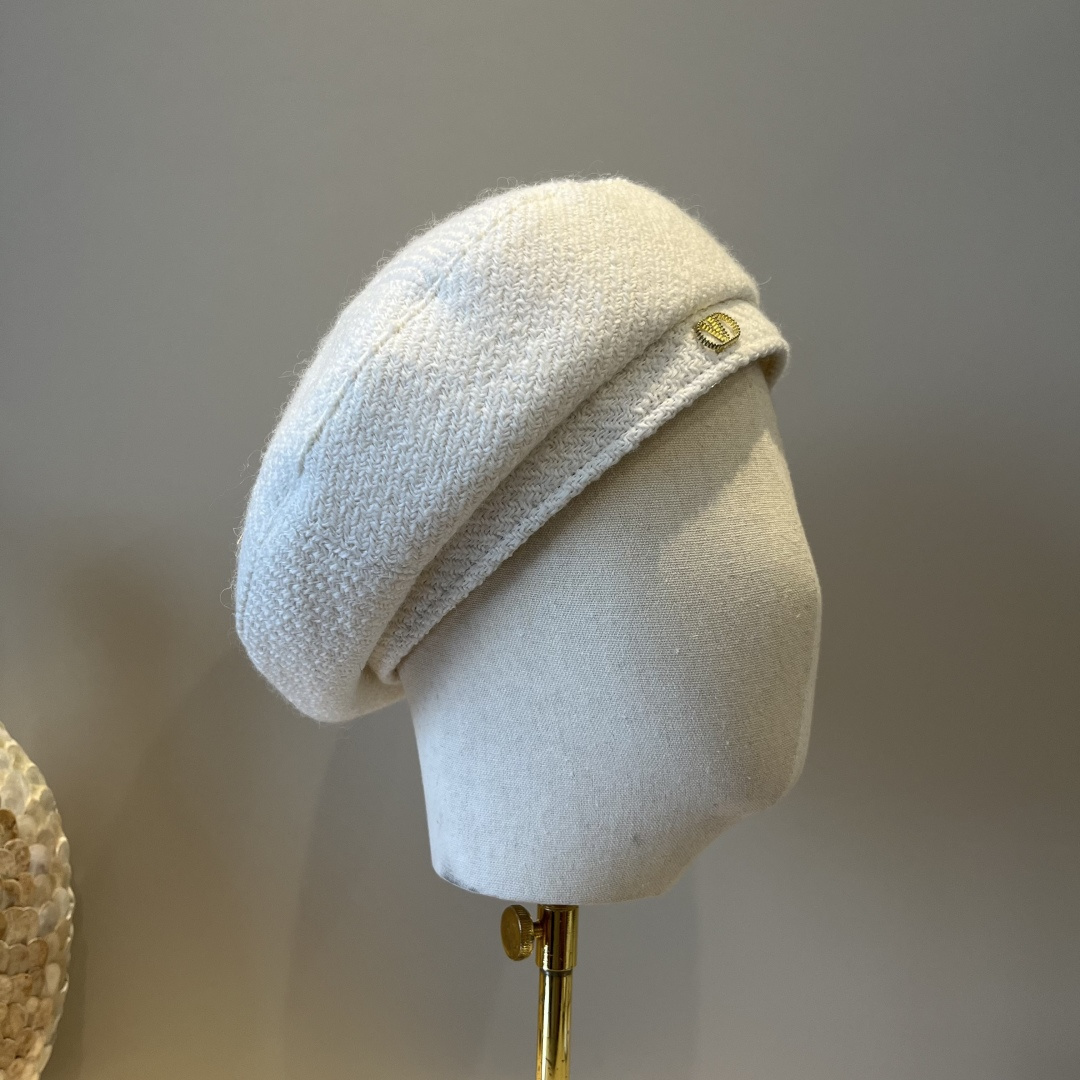 🆕

华伦天奴新款贝雷帽 头围57cm