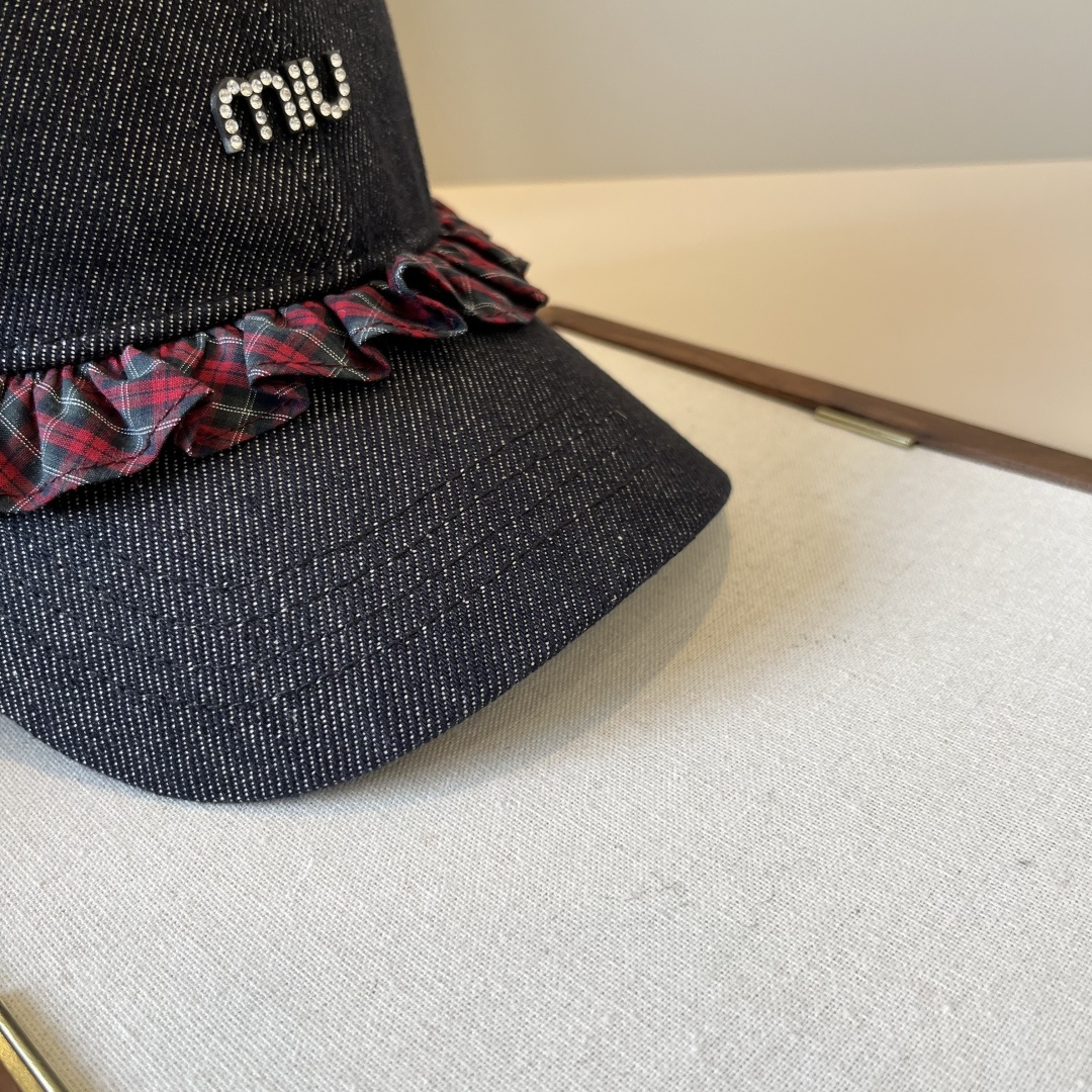 🆕

miumiu缪缪新款复古风鸭舌帽，高端大气，头围57cm