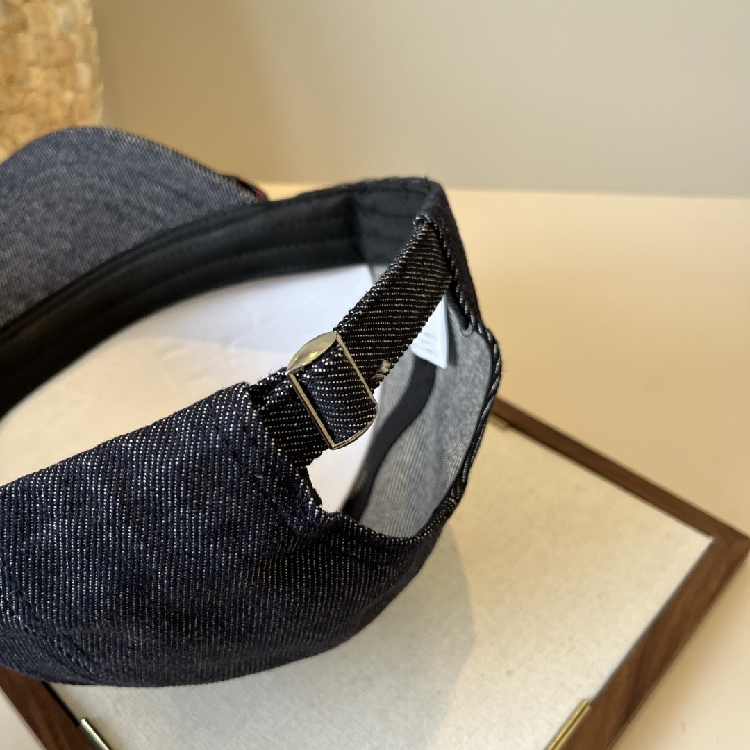 🆕

miumiu缪缪新款复古风鸭舌帽，高端大气，头围57cm