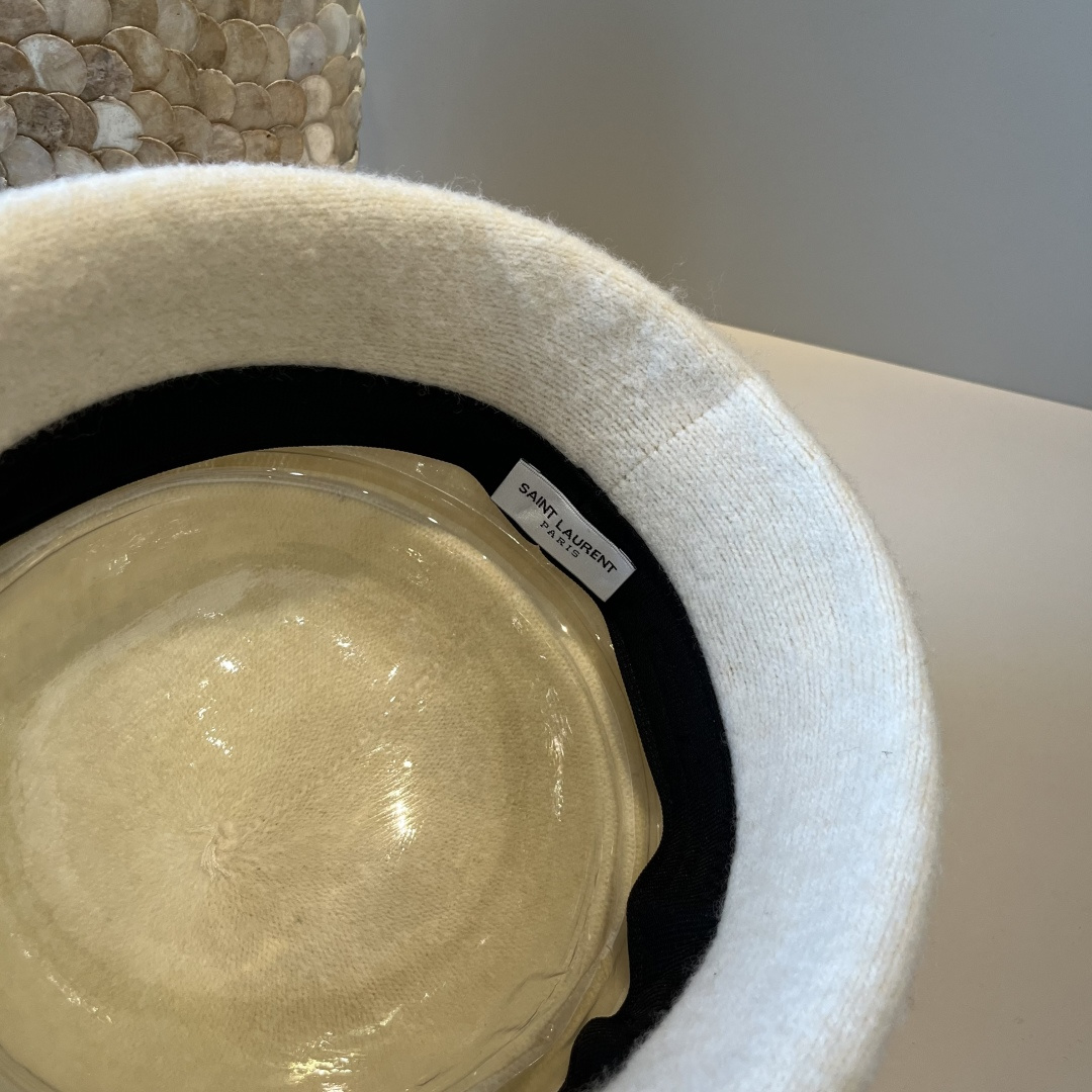 🆕

ysl圣罗兰新款羊毛卷边盆帽，不规则剪裁设计，头围57cm
