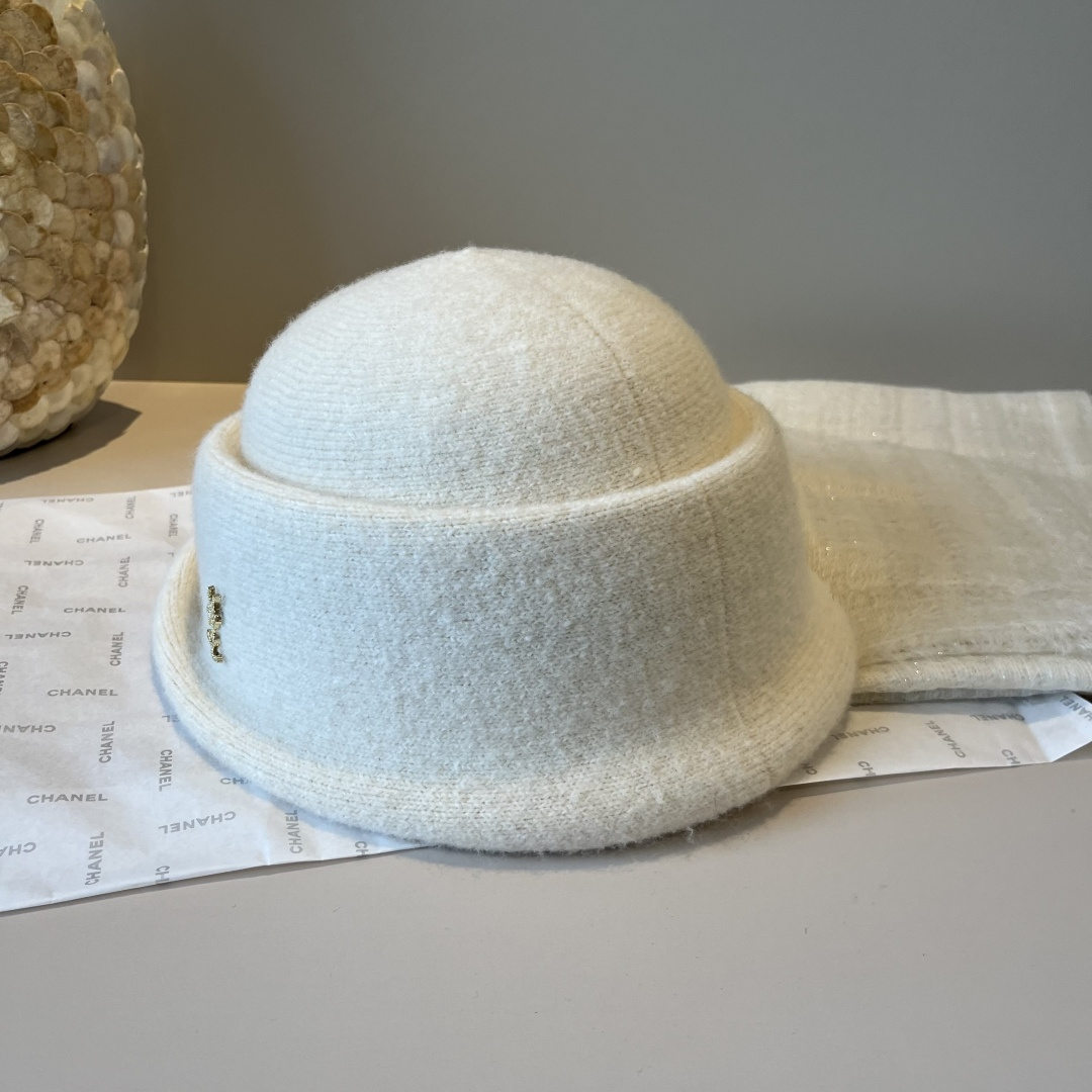 🆕

ysl圣罗兰新款羊毛卷边盆帽，不规则剪裁设计，头围57cm
