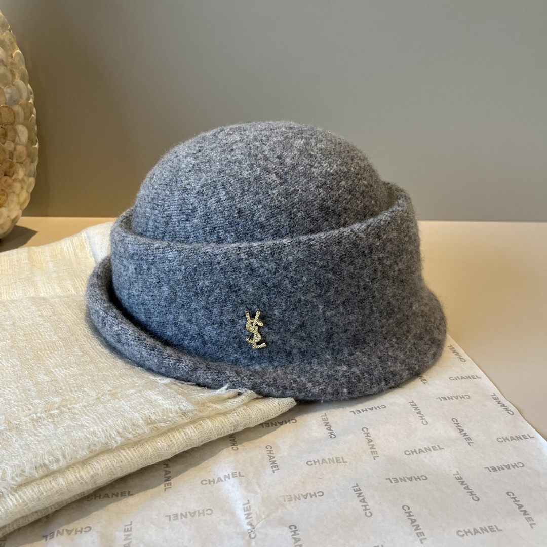 🆕

ysl圣罗兰新款羊毛卷边盆帽，不规则剪裁设计，头围57cm
