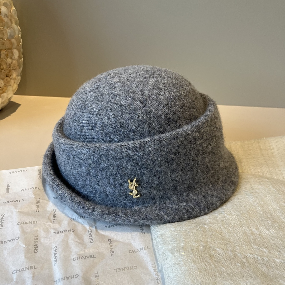 🆕

ysl圣罗兰新款羊毛卷边盆帽，不规则剪裁设计，头围57cm
