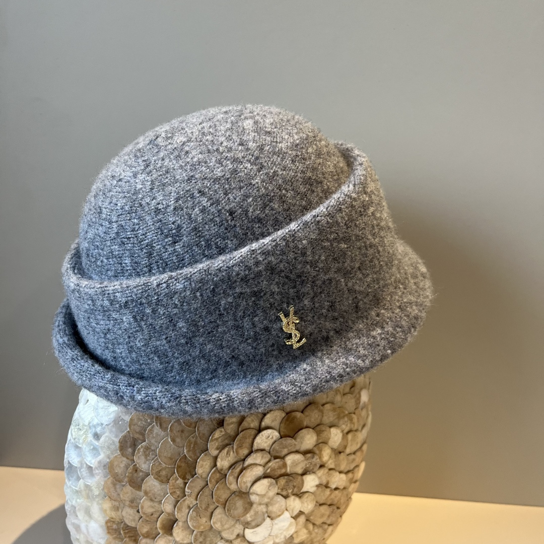 🆕

ysl圣罗兰新款羊毛卷边盆帽，不规则剪裁设计，头围57cm
