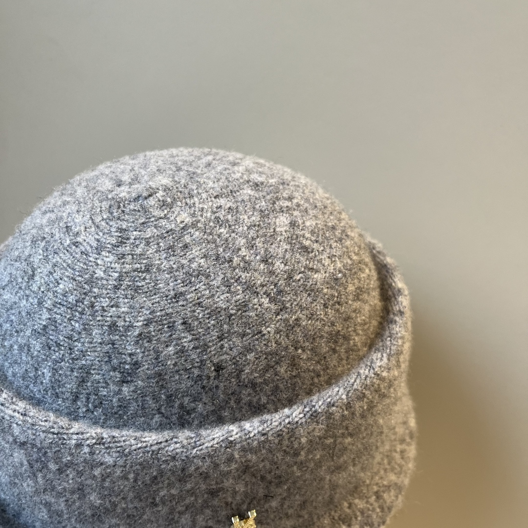 🆕

ysl圣罗兰新款羊毛卷边盆帽，不规则剪裁设计，头围57cm
