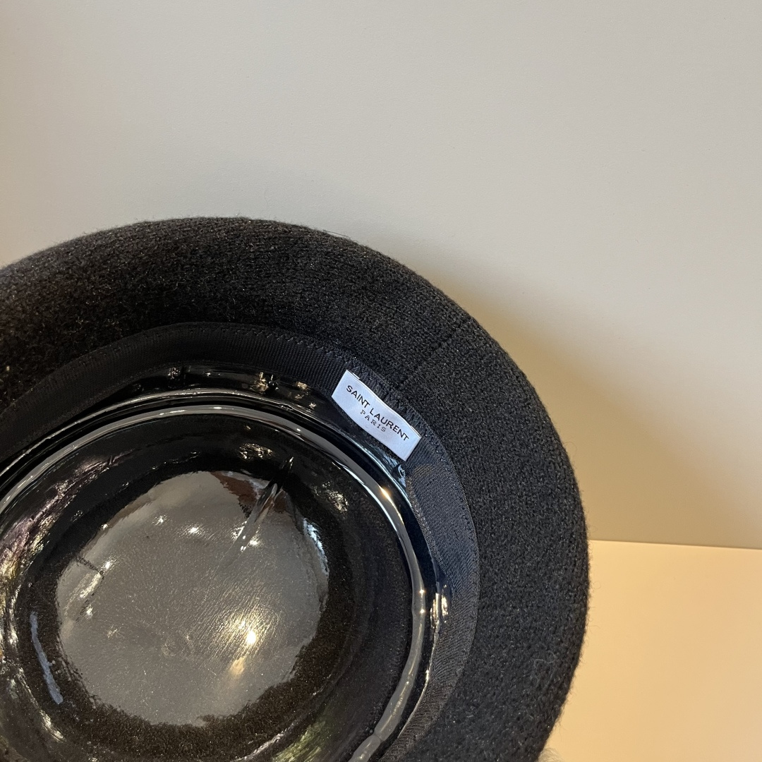 🆕

ysl圣罗兰新款羊毛卷边盆帽，不规则剪裁设计，头围57cm
