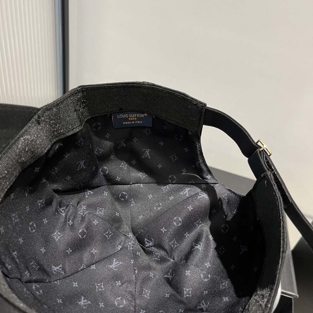 🆕

Lv新款鸭舌帽 头围57cm