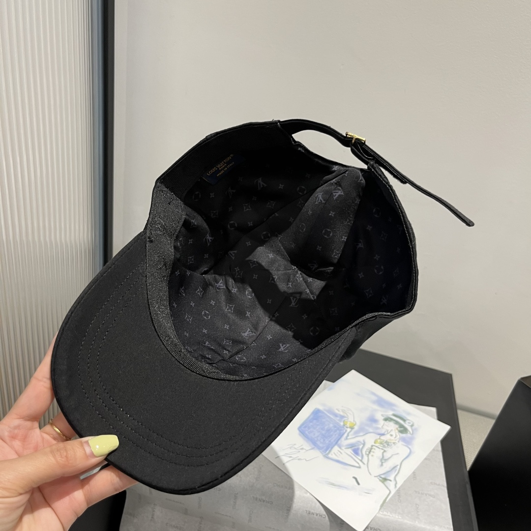 🆕

Lv新款鸭舌帽 头围57cm