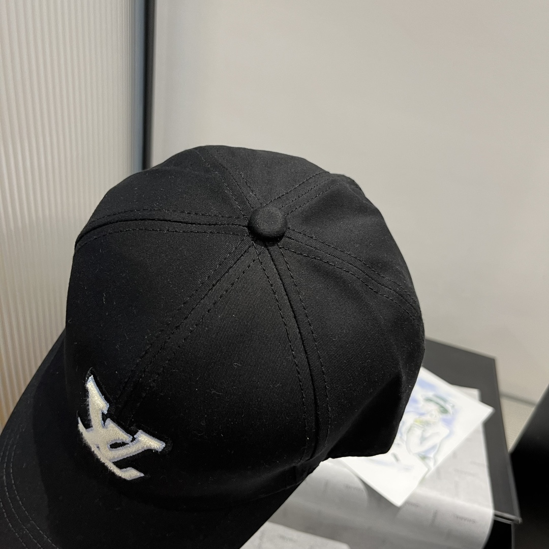 🆕

Lv新款鸭舌帽 头围57cm