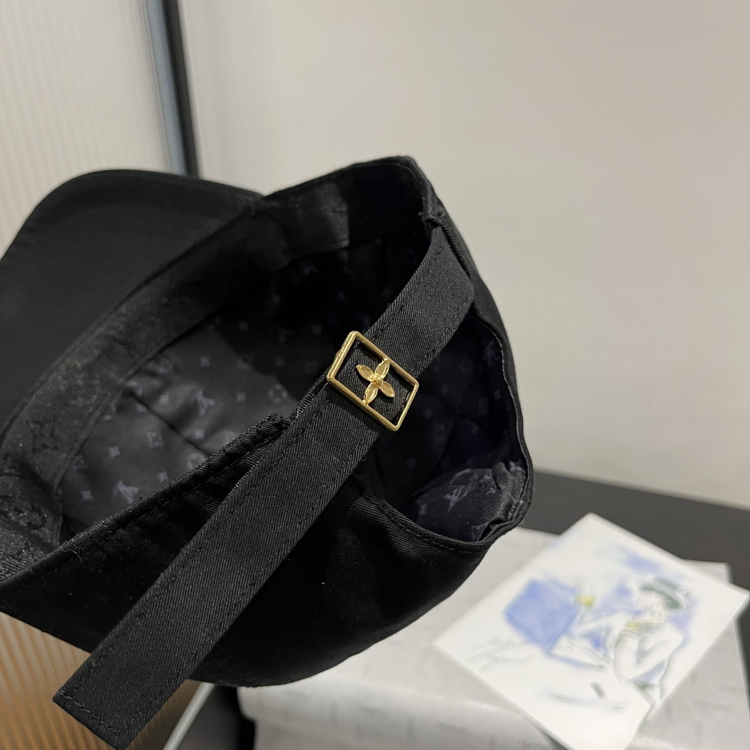 🆕

Lv新款鸭舌帽 头围57cm