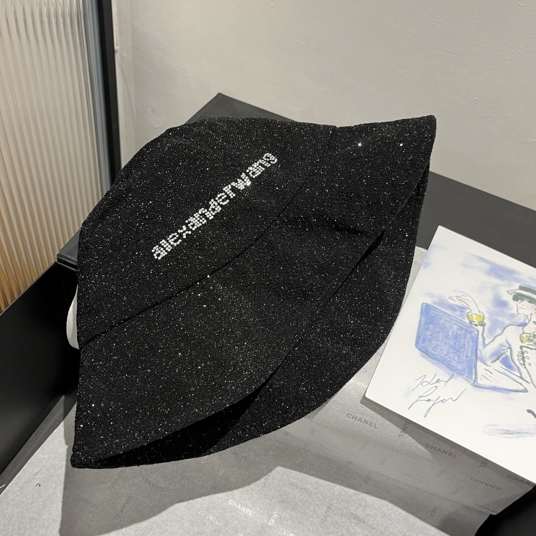 🆕

亚历山大王新款渔夫帽，轻盈百搭