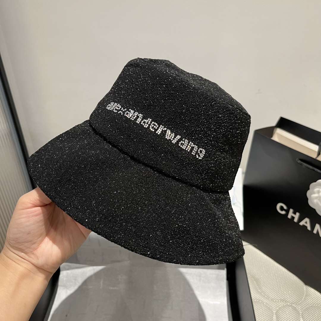 🆕

亚历山大王新款渔夫帽，轻盈百搭