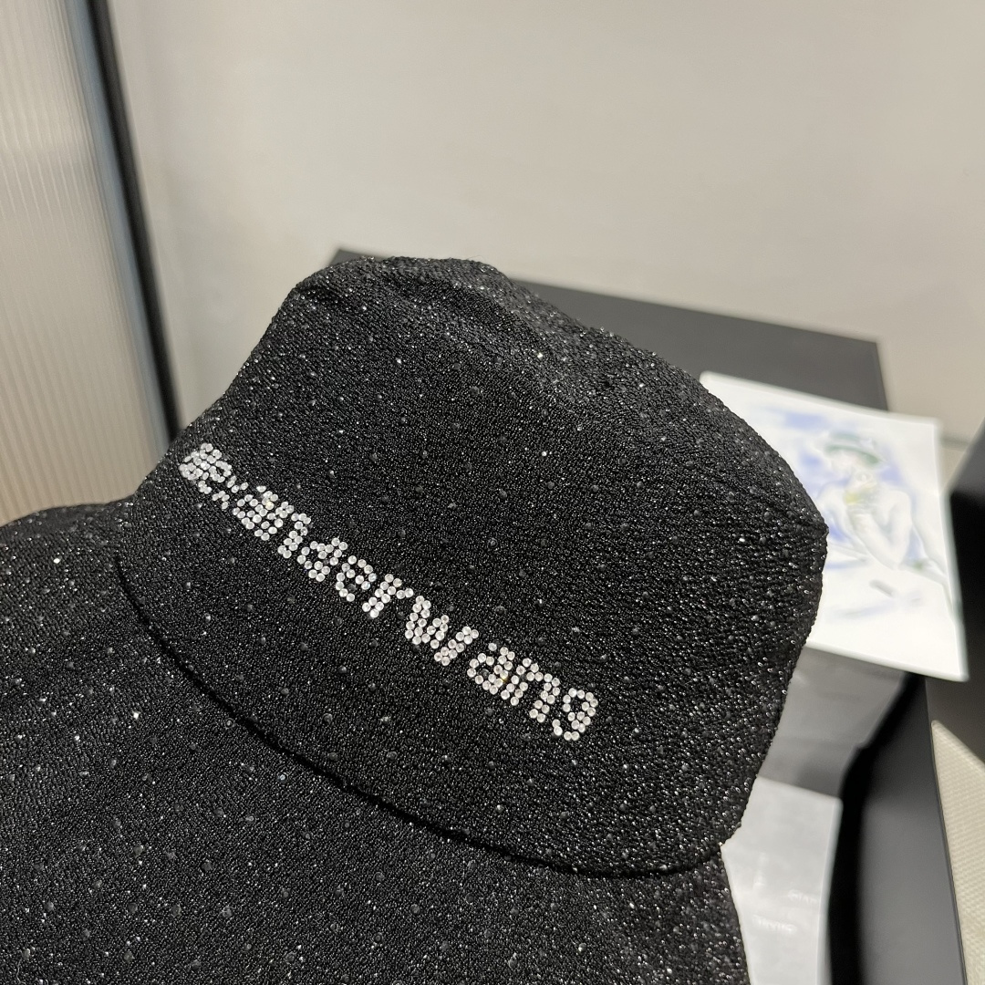 🆕

亚历山大王新款渔夫帽，轻盈百搭