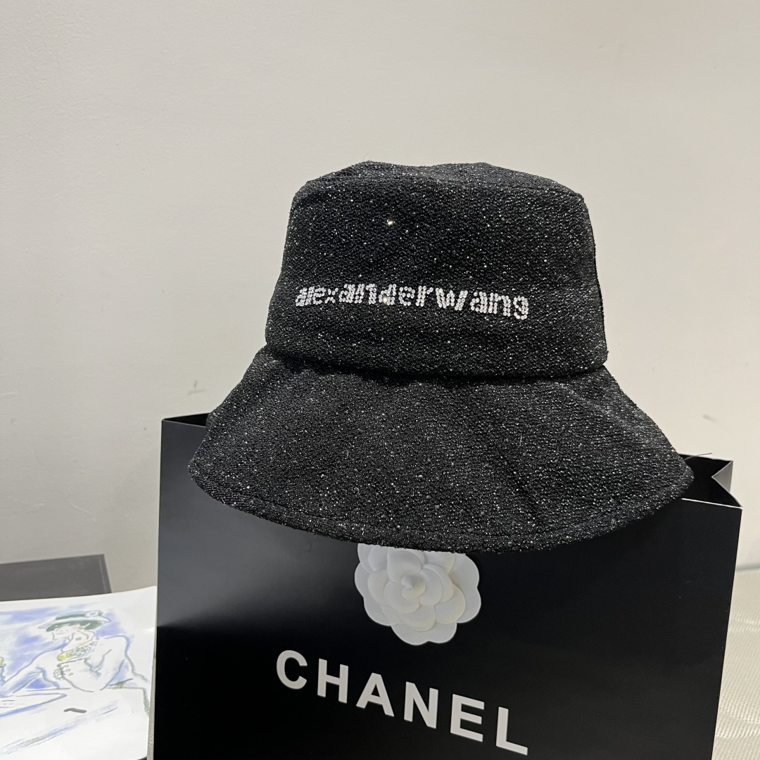 🆕

亚历山大王新款渔夫帽，轻盈百搭