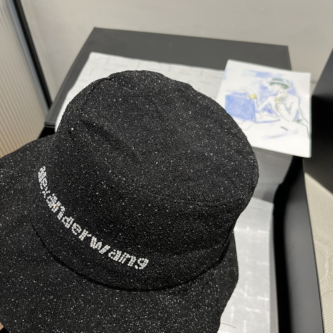 🆕

亚历山大王新款渔夫帽，轻盈百搭