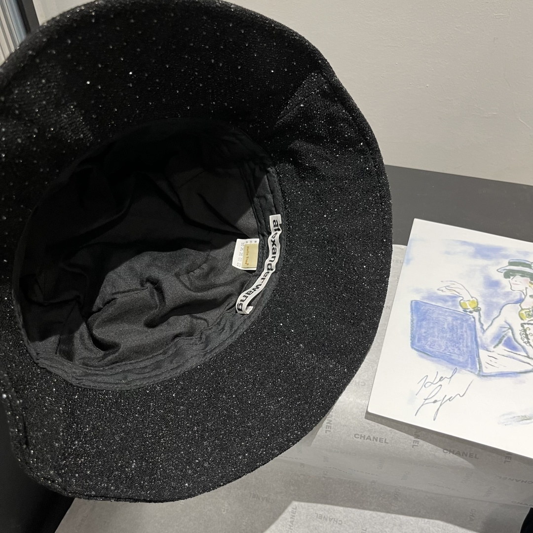 🆕

亚历山大王新款渔夫帽，轻盈百搭