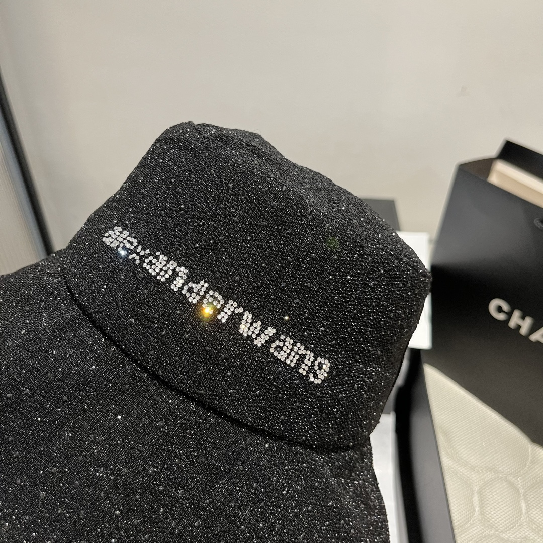 🆕

亚历山大王新款渔夫帽，轻盈百搭