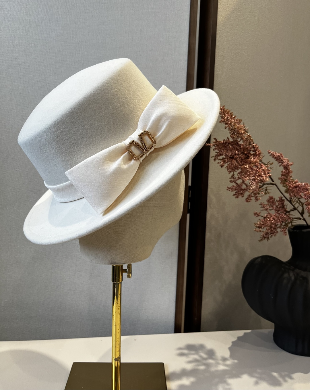 NO:364095,White Valentino new wool topper, flat top hat, 100% wool fabric, head circumference 57cm hat, fisherman hat baseball hat knit hat, hat, valentino, espadrilles, hats白色 华伦天奴新款羊毛礼帽,平顶礼帽,百分百羊毛面料,头围57cm帽子渔夫帽棒球帽针织帽,帽子,valentino,espadrilles,hats,hat