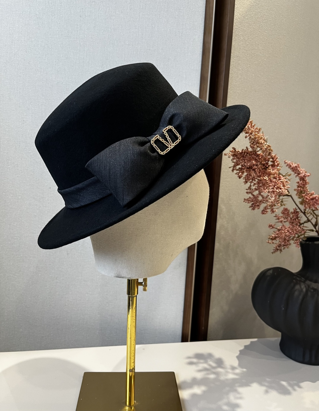 NO:364100,Valentino new wool topper, flat top hat, 100% wool fabric, head circumference 57cm hat, fisherman hat baseball hat knit hat, hat, valentino, espadrilles, hats华伦天奴新款羊毛礼帽,平顶礼帽,百分百羊毛面料,头围57cm帽子渔夫帽棒球帽针织帽,帽子,valentino,espadrilles,hats,hat