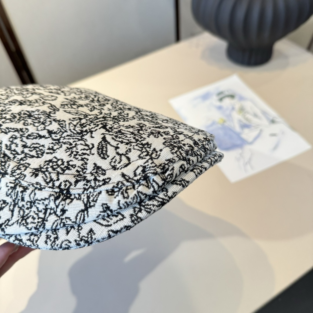 🆕

Burberry巴宝莉秋冬新款鸭舌前进帽，画家帽，头围57cm复古风