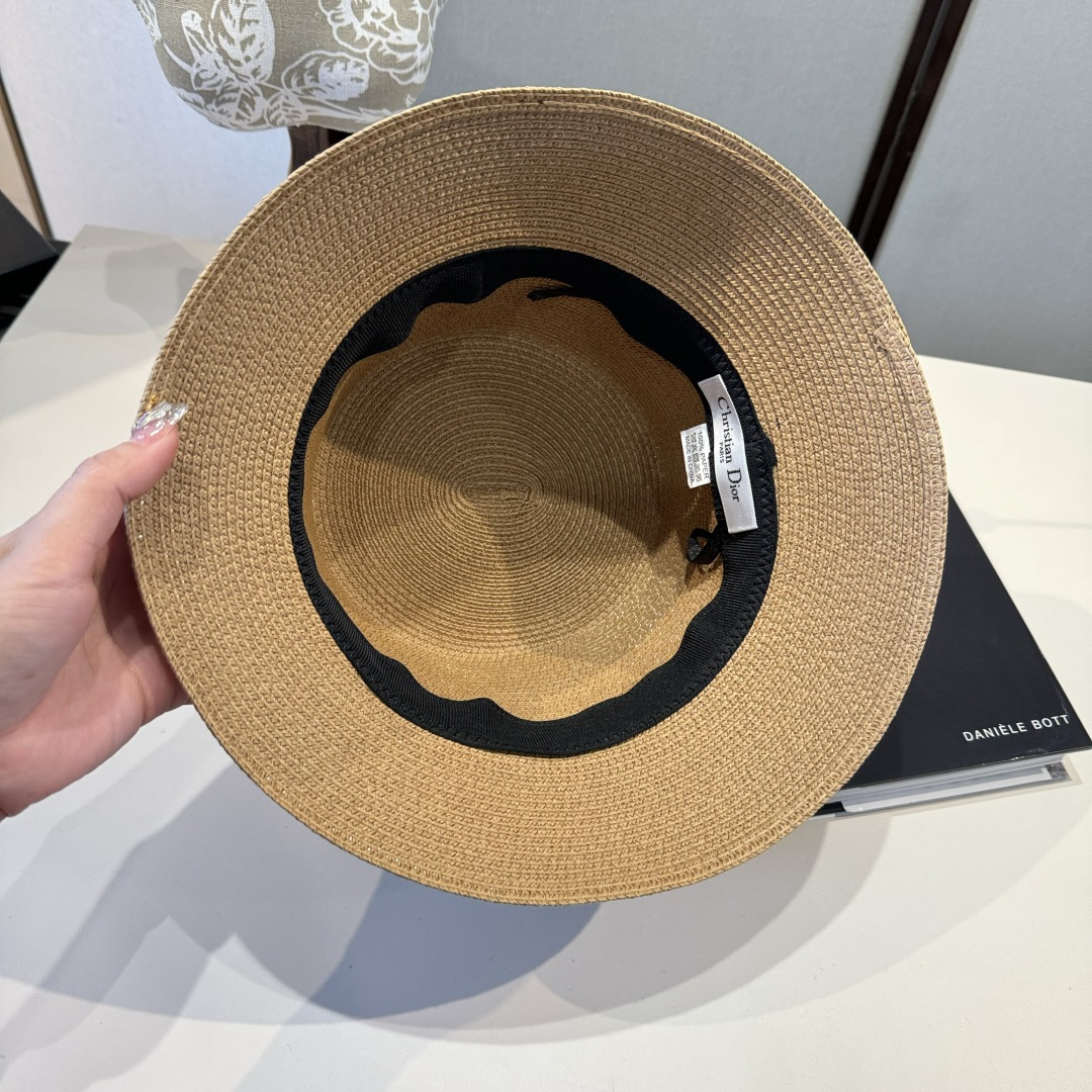 🆕

Dior迪奥新款草帽，日本纸草制作，跑量王，头围57cm