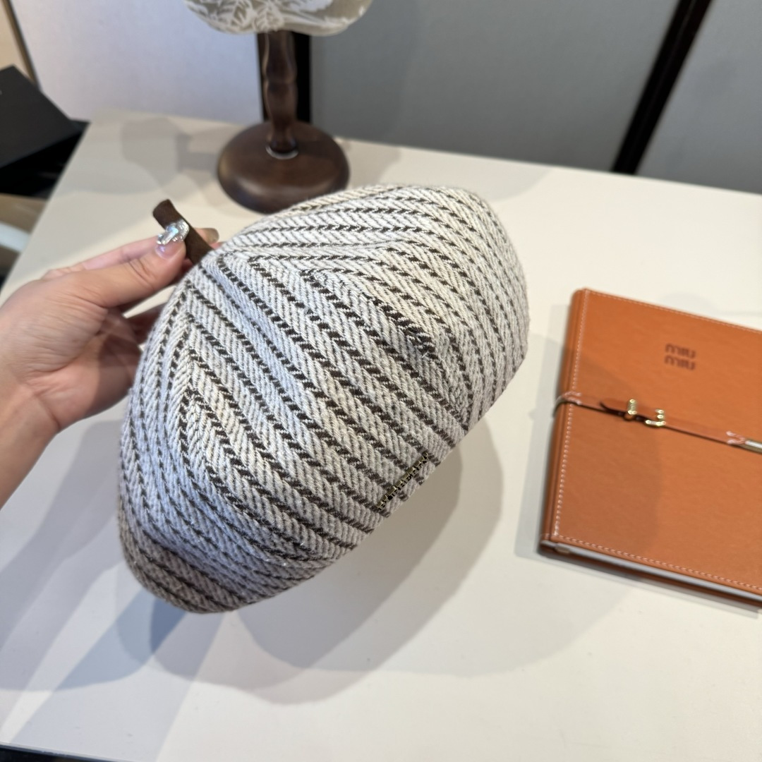 🆕
巴宝莉Burberry复古风八角南瓜帽，贝雷帽，灯芯绒面料，高级百搭，头围57cm