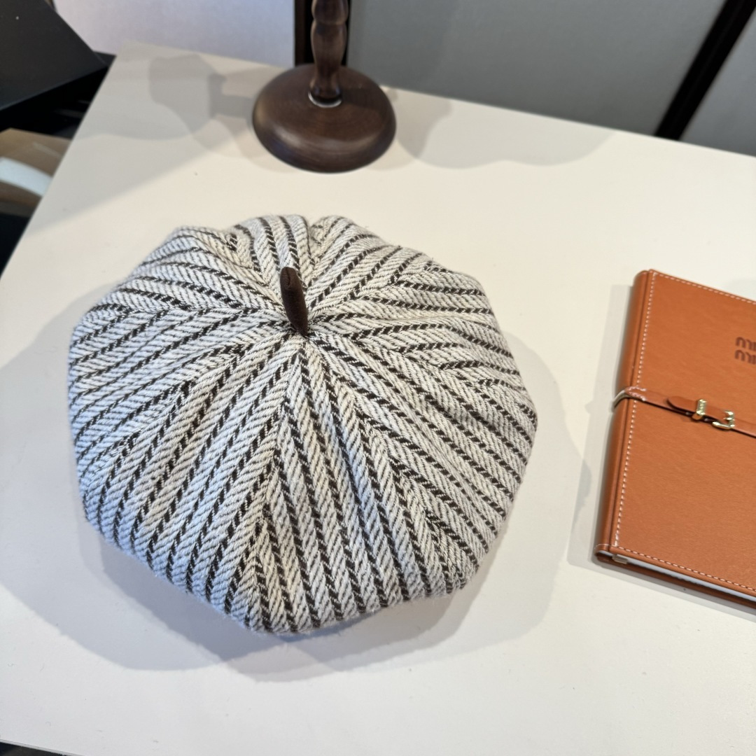 🆕
巴宝莉Burberry复古风八角南瓜帽，贝雷帽，灯芯绒面料，高级百搭，头围57cm