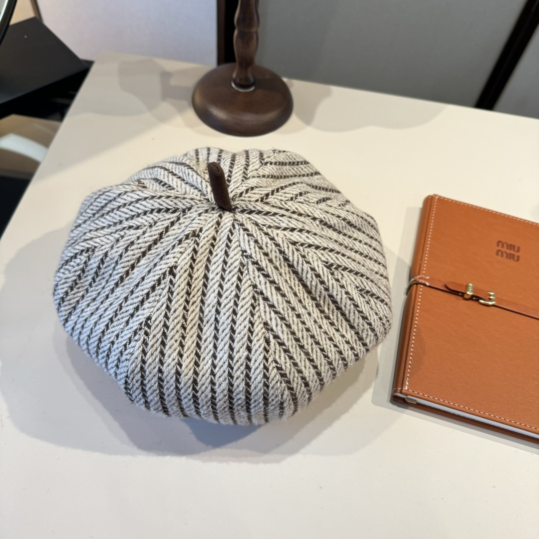 🆕
巴宝莉Burberry复古风八角南瓜帽，贝雷帽，灯芯绒面料，高级百搭，头围57cm