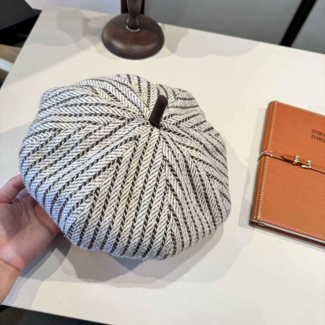 🆕
巴宝莉Burberry复古风八角南瓜帽，贝雷帽，灯芯绒面料，高级百搭，头围57cm