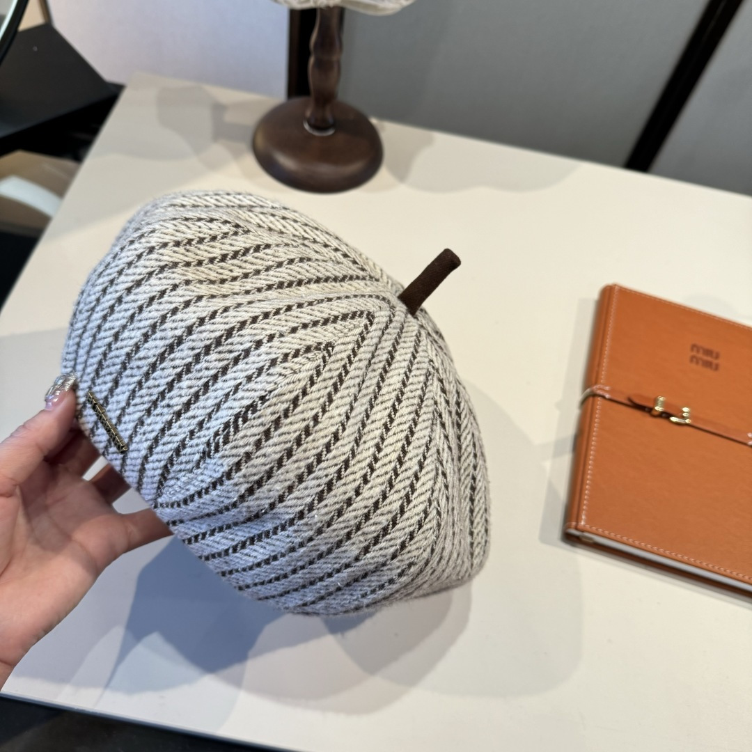 🆕
巴宝莉Burberry复古风八角南瓜帽，贝雷帽，灯芯绒面料，高级百搭，头围57cm