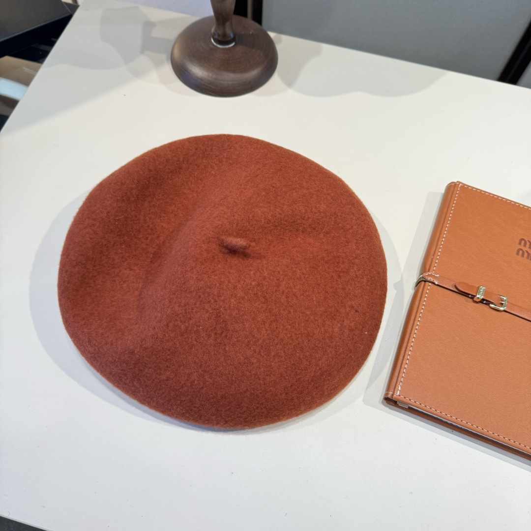 🆕

Dior迪奥2024秋冬新款贝雷帽，百分百羊毛帽% 南瓜帽，高端定制，别针可拆卸多用