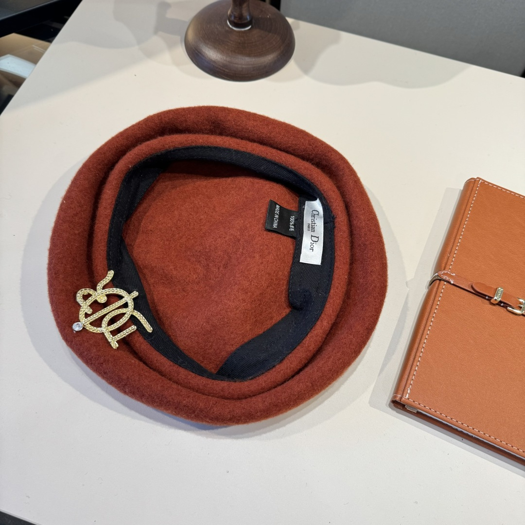 🆕

Dior迪奥2024秋冬新款贝雷帽，百分百羊毛帽% 南瓜帽，高端定制，别针可拆卸多用