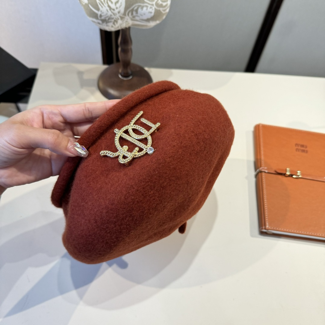 🆕

Dior迪奥2024秋冬新款贝雷帽，百分百羊毛帽% 南瓜帽，高端定制，别针可拆卸多用