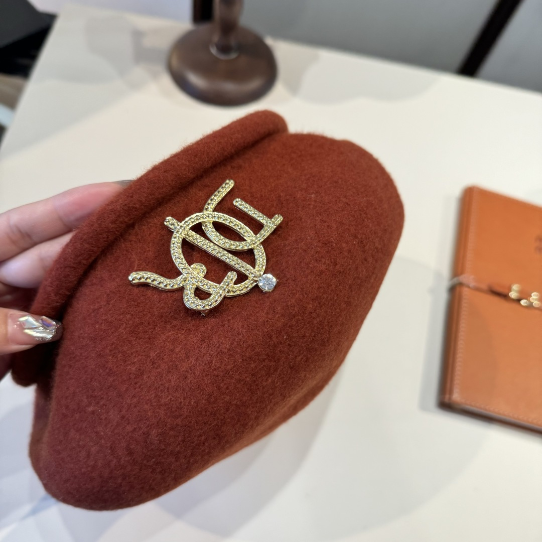 🆕

Dior迪奥2024秋冬新款贝雷帽，百分百羊毛帽% 南瓜帽，高端定制，别针可拆卸多用