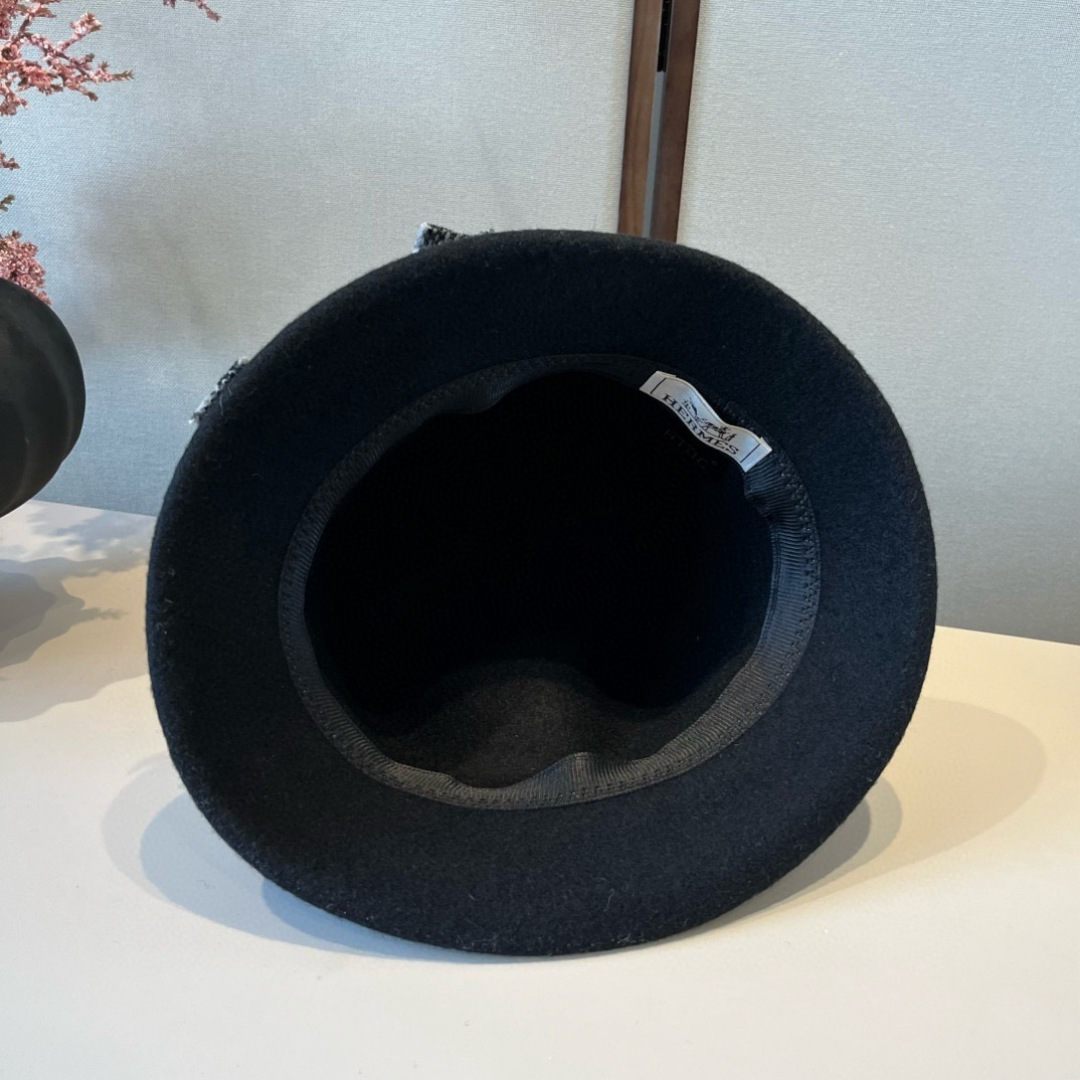 🆕

爱马仕新款羊毛卷边盆帽，不规则剪裁设计，头围57cm
