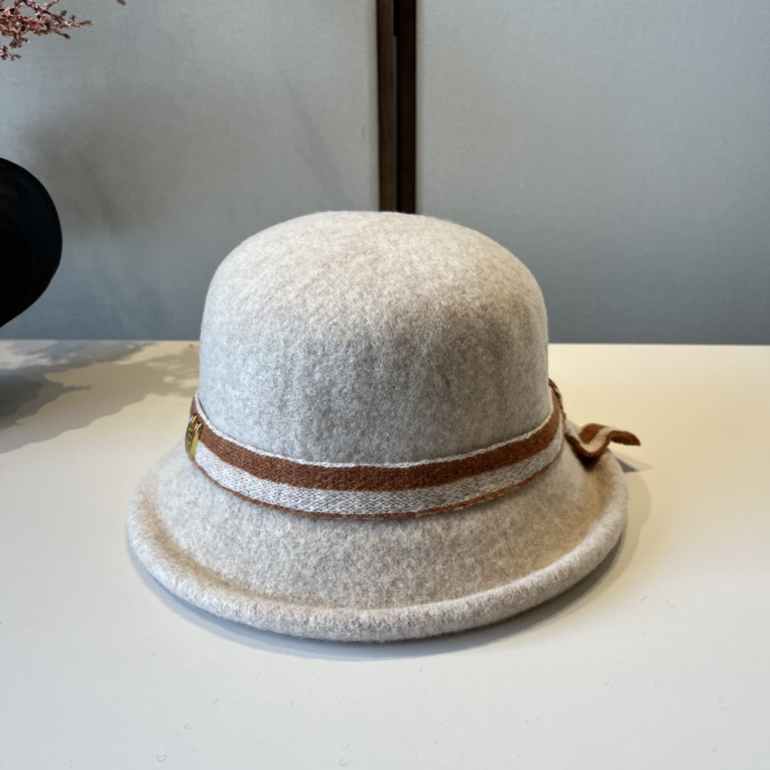 🆕

爱马仕新款羊毛卷边盆帽，不规则剪裁设计，头围57cm
