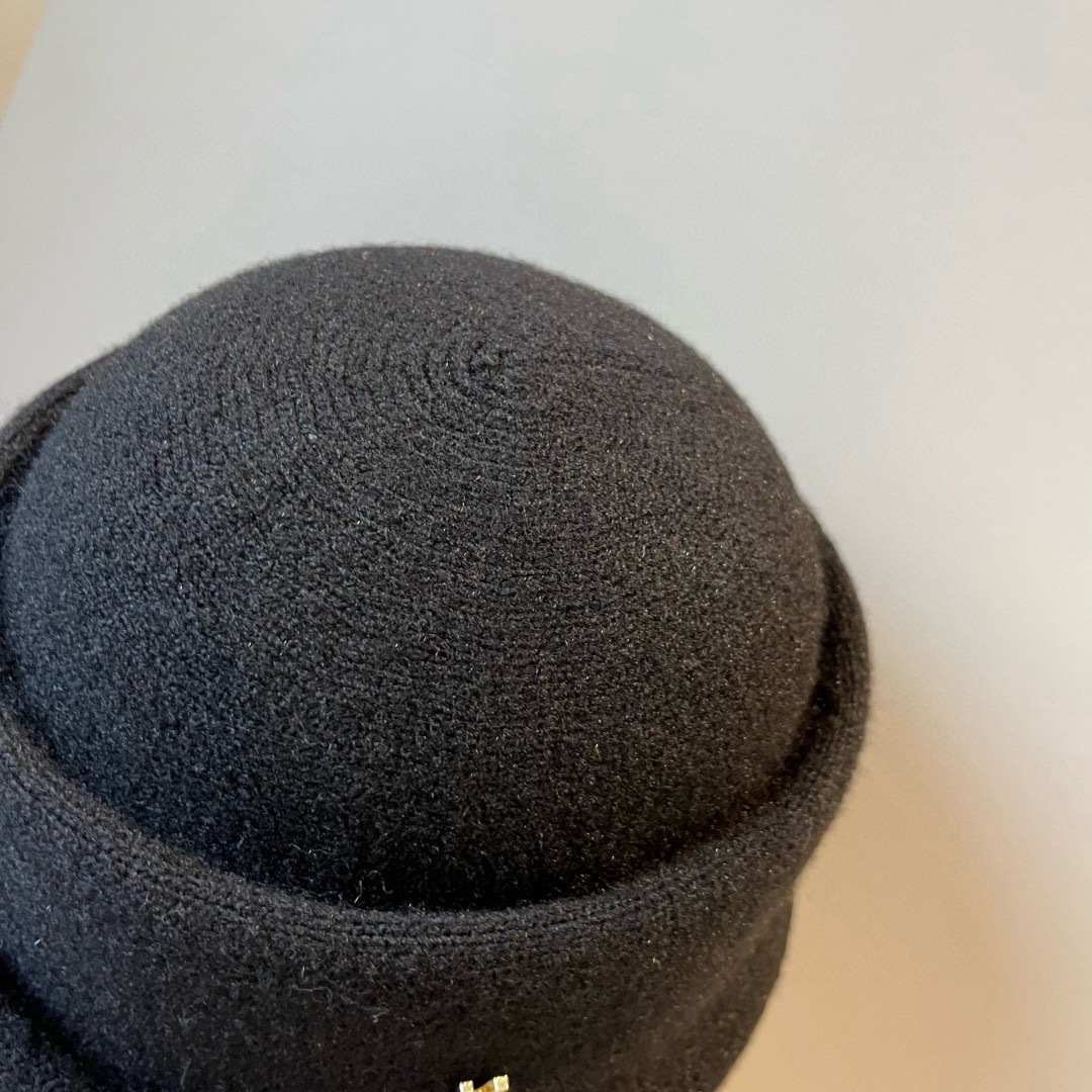 🆕

ysl圣罗兰新款羊毛卷边盆帽，不规则剪裁设计，头围57cm
